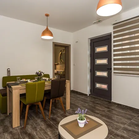 Rusula Apartment *